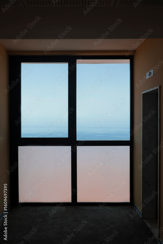 Fototapeta premium Finestra dell'albergo con vista mare
