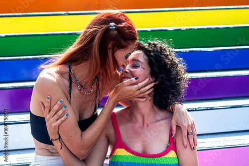 Foto Two women showing love and affection at pride parade
