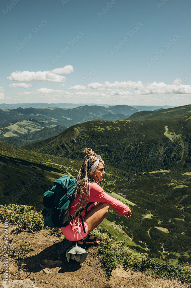 Naklejka premium girl on the top in mountain