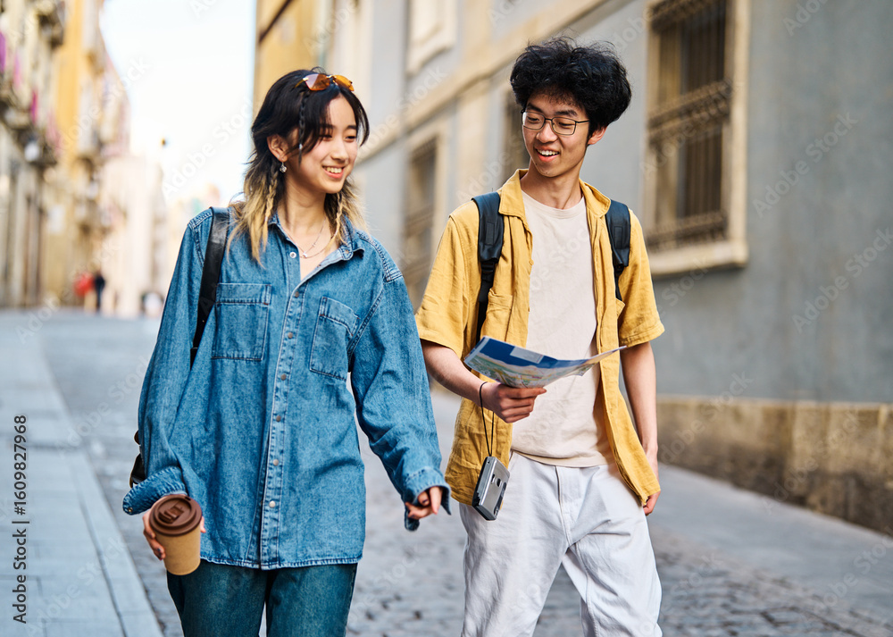 Fototapeta premium Portrait of a smiling couple in the city, tourists visiting destination, summer trip exploring
