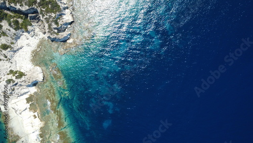 Billede på lærred A stunning aerial perspective of the sea meeting the coastline, capturing waves, sandy shores, and the natural beauty of the seaside from above