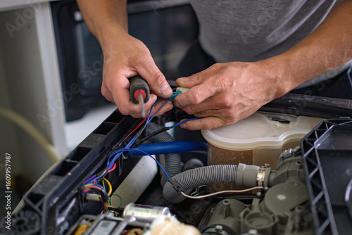 The master repairs the dishwasher at home