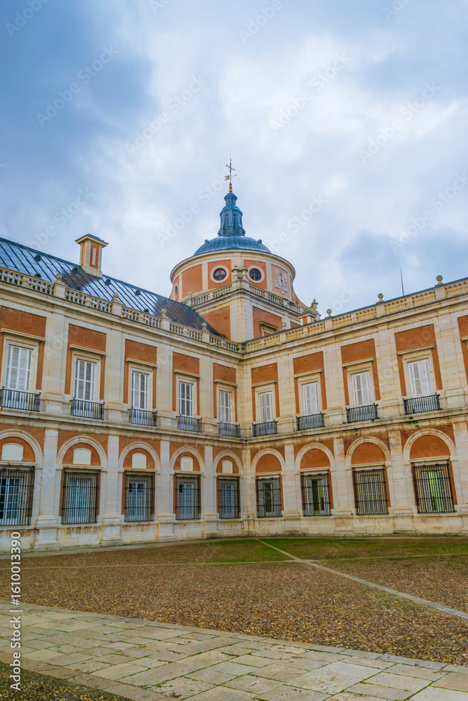 Obraz premium Wide view of the Royal Palace of Aranjuez with its grand architecture.
