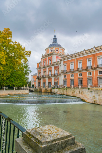 Wide view of the Royal Palace of Aranjuez with its grand architecture, lush gardens, historic fountains, and manicured pathways in Spain.