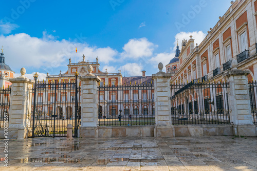 Wide view of the Royal Palace of Aranjuez with its grand architecture, lush gardens, historic fountains, and manicured pathways in Spain.