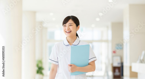 病院のロビーを歩くアジア人看護師