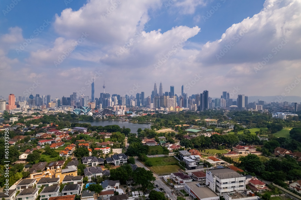 Obraz premium Panoramic view of Kuala Lumpur's urban sprawl