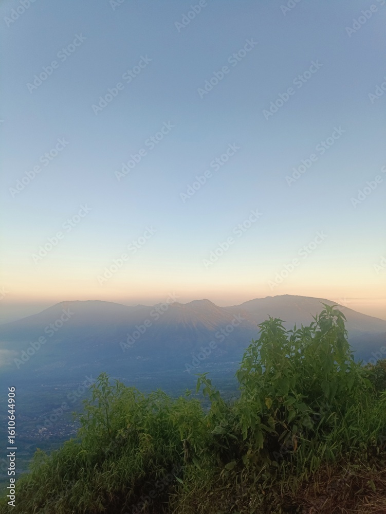 Obraz premium Scenic Mountain View with Morning Haze
