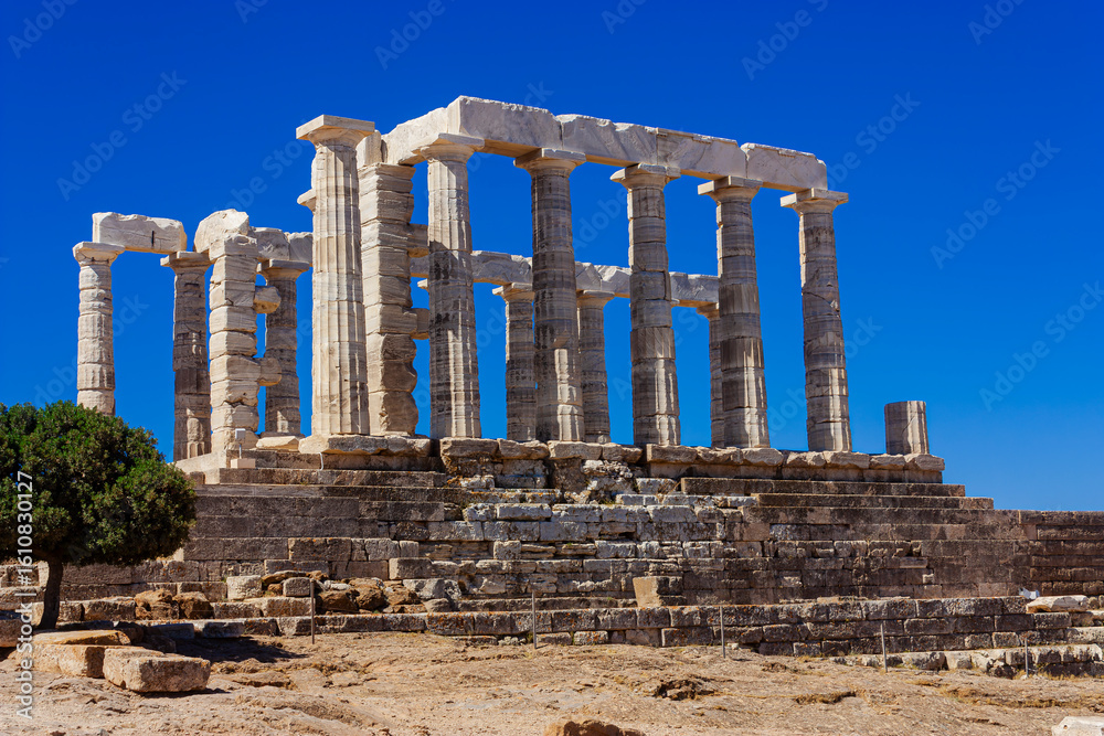 Fototapeta premium The temple of Poseidon at Sounio cape, Greece