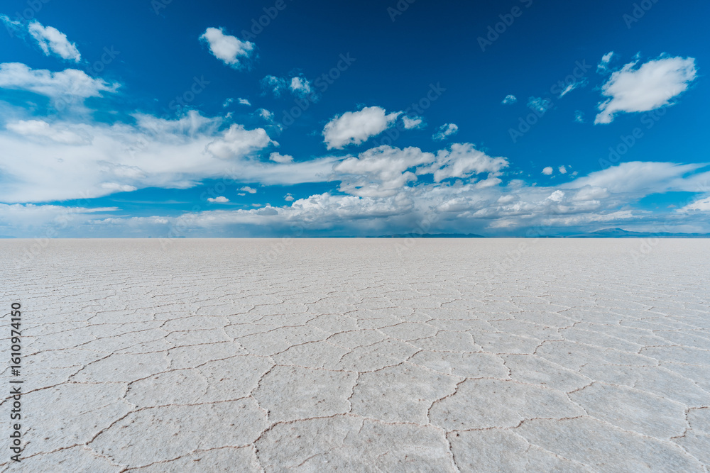 Fototapeta premium 死ぬまでに一度は行ってみたい、ボリビアのウユニ塩湖の絶景