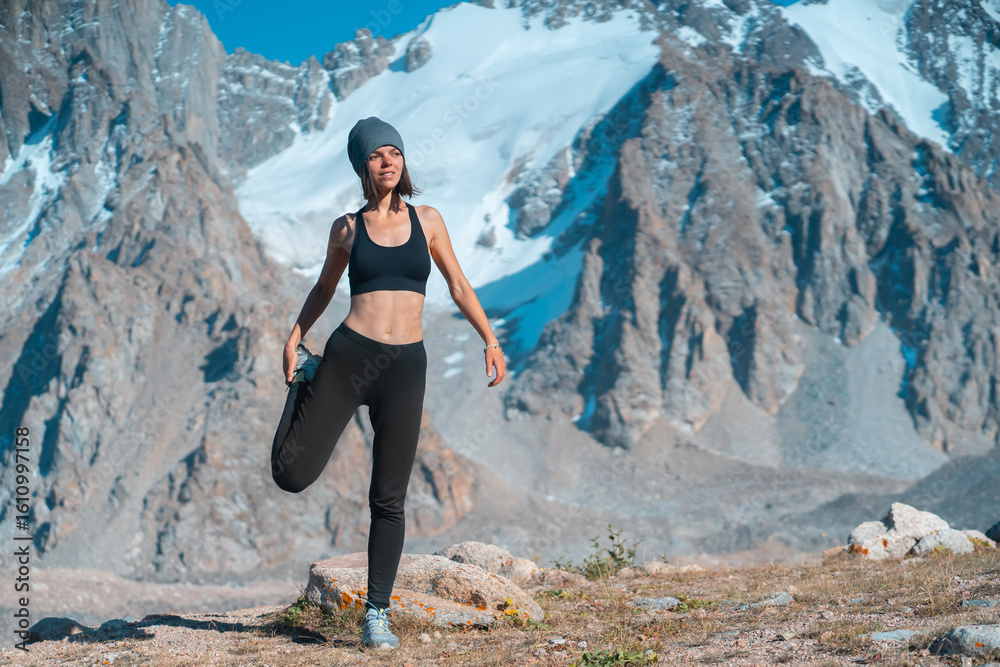 Naklejka premium Girl is training, doing workout, running in the mountains.
