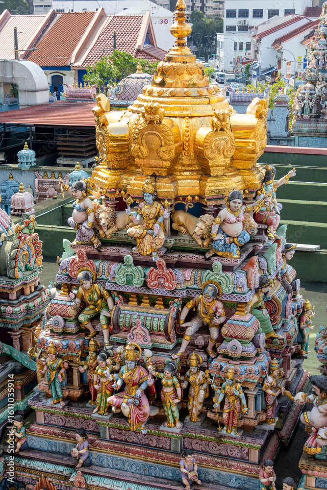 Fototapeta premium Hindy mythology deities on the roof of Sri Veeramakaliamman Temple in the Little India area, Singapore
