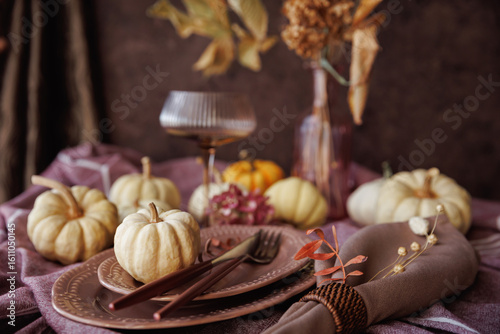 Canvastavla A cozy fall tablescape featuring white pumpkins, vintage plates, rustic napkins,