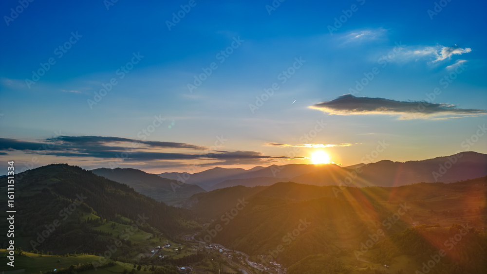 Obraz premium sunset over the mountains