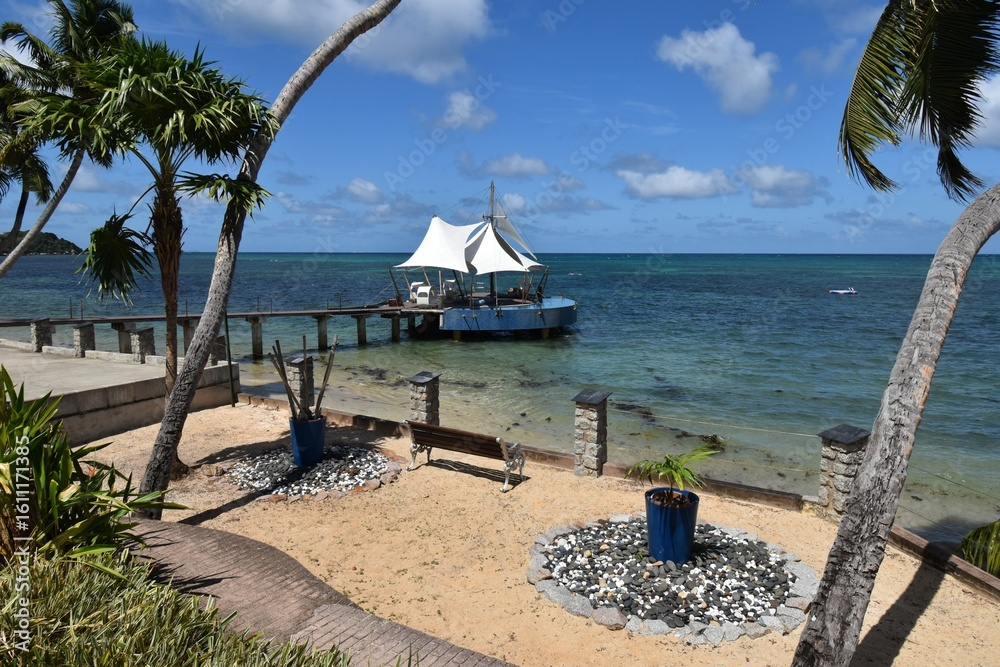 Fototapeta premium un ponton et sa piscine aux seychelles Praslin