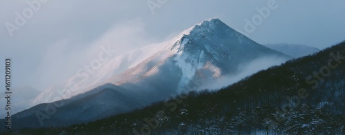 壮大な自然が持つ威厳を感じさせる背景