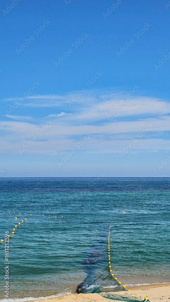 Obraz premium 한국 동해 강원도 속초 바다와 그물, 푸른 바다 풍경