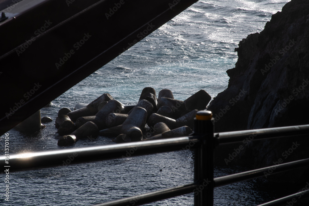 Naklejka premium sea and tetrapods viewed from the footbridge