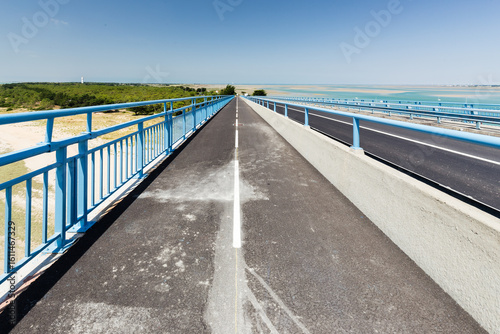 Cuadro en lienzo Pont reliant une île au continent vue du haut, piste cyclable  séparée de la route