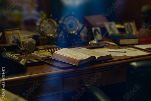 Cuadro en lienzo bible on president harry s