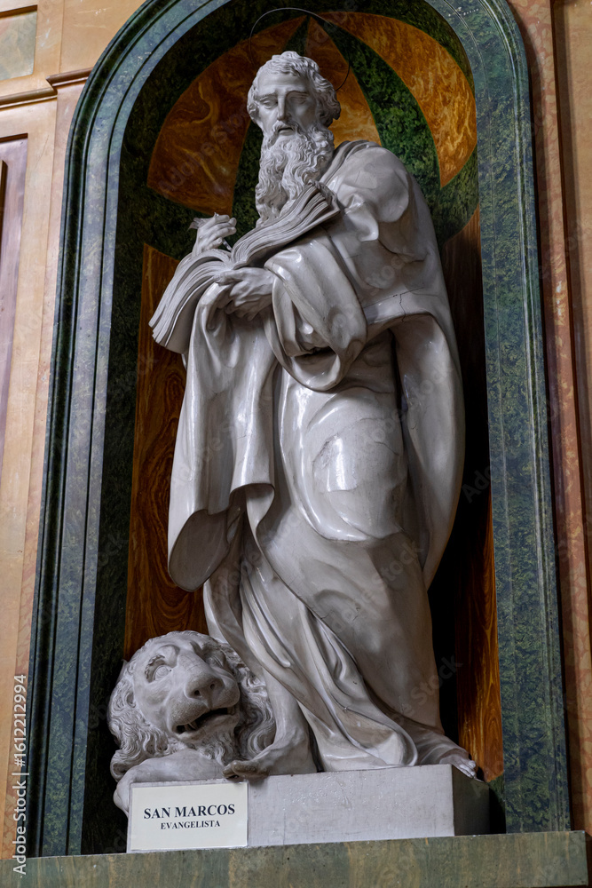 Fototapeta premium San Marcos Evangelista Statue in Segovia, Spain