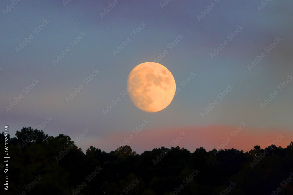 Obraz premium full moon over the mountains