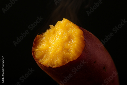 さつまいも 焼き芋のマクロ撮影｜Close-up of Baked Beniharuka Sweet Potato
