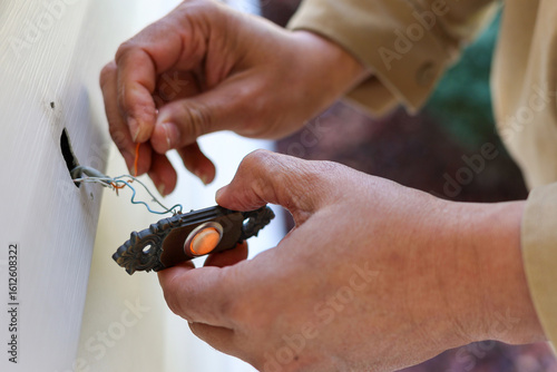 Tableau sur toile Repairing a broken doorbell