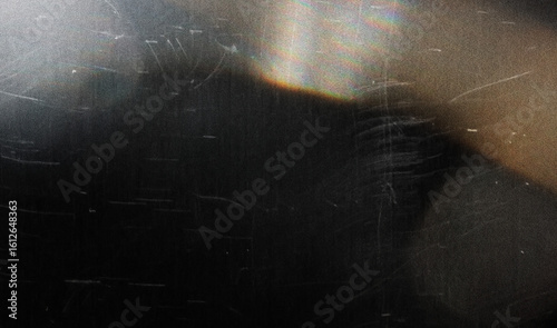 Foto grainy colorful warm rainbow red light leaks on black background with dust texture