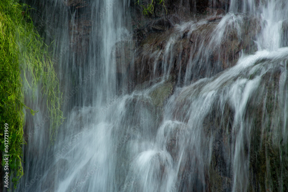 Fototapeta premium 奄美大島の夏の風景。糸をひく水の流れ。