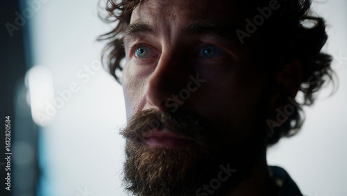 Canvastavla Pensive bearded man looking up in bright room