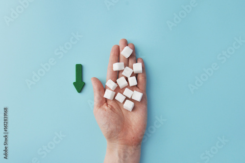 Canvastavla Conceptual arrow with cubes and an arrow that reduces blood sugar consumption