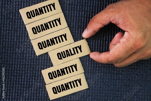 Cuadro en lienzo Two words quality and quantity