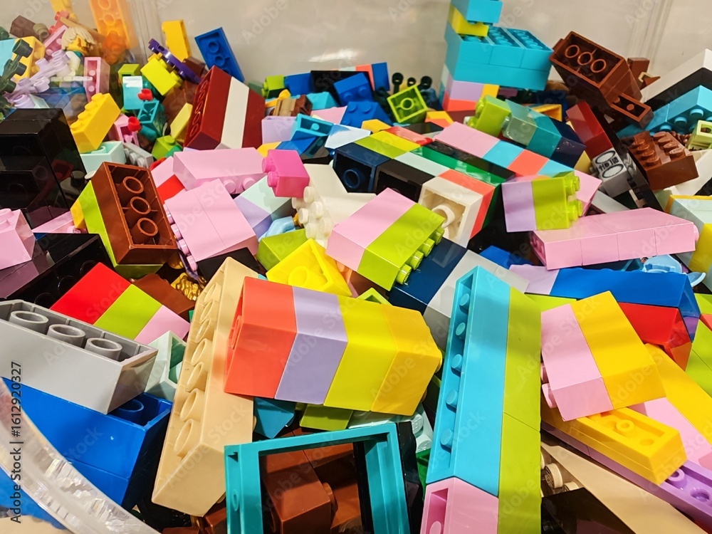 Obraz premium Jul 28, 2025 - Hong Kong, China: Pile of colorful Lego bricks in Hong Kong shopping mall shop.