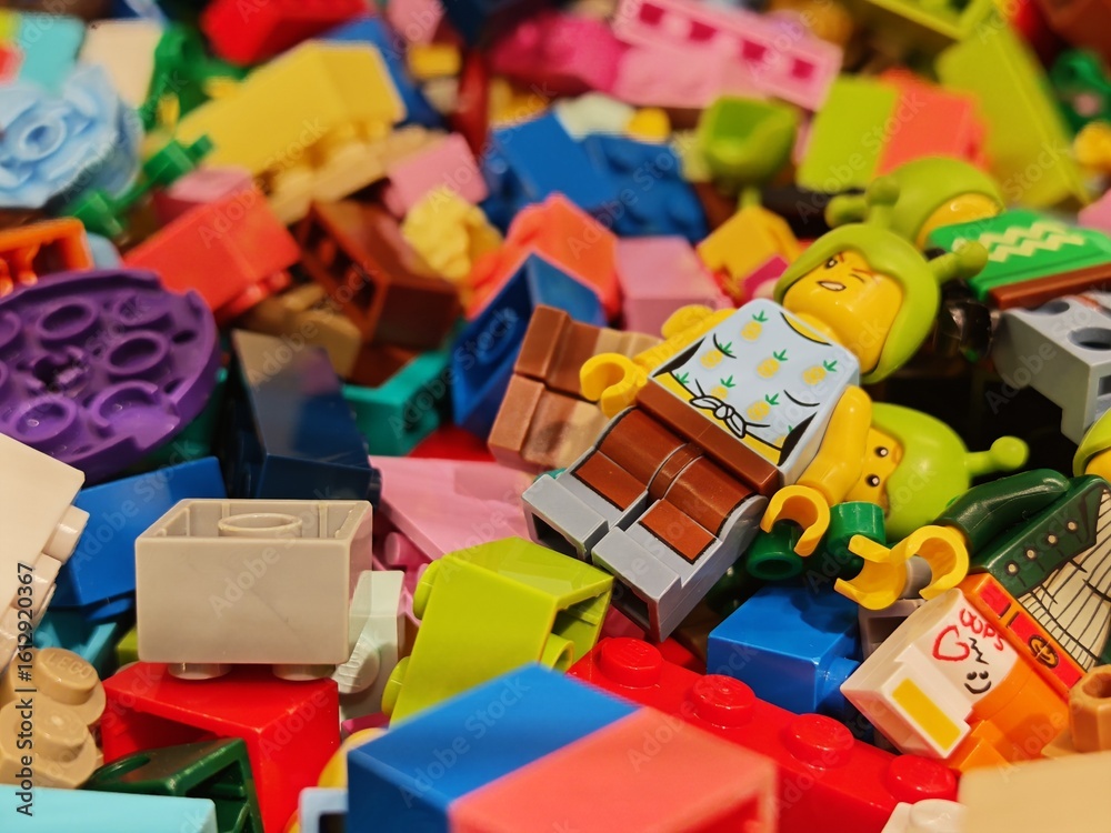 Obraz premium Jul 28, 2025 - Hong Kong, China: Colorful Lego bricks and minifigures scattered in a Hong Kong shopping mall shop.