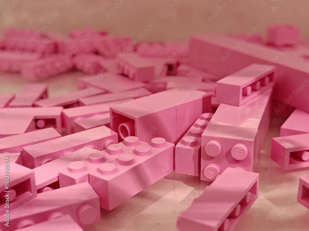 Obraz premium Jul 28, 2025 - Hong Kong, China: Pink LEGO bricks scattered on a surface, possibly in a Hong Kong shopping mall.