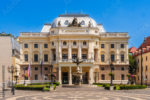 Photography Das Slowakisches Nationaltheater und der Ganymed Brunnen am Hviezdoslav-Platz in