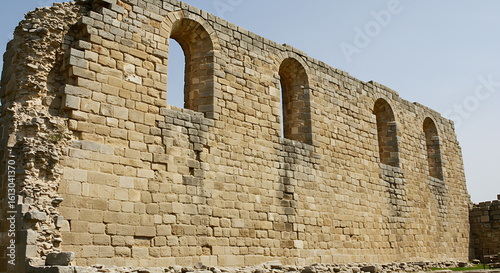 Tembok Batu Sejarah di Tengah Langit Terang