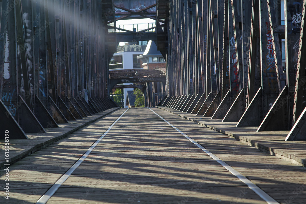 Fototapeta premium Detail einer ehemaligen Hubbrücke über die Elbe. Eisenbahnbrücke die hochgehoben wurde bei Schifffahrt. 