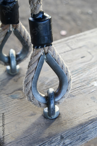 Detailansicht einer Schaukel. Seil mit Öse.
