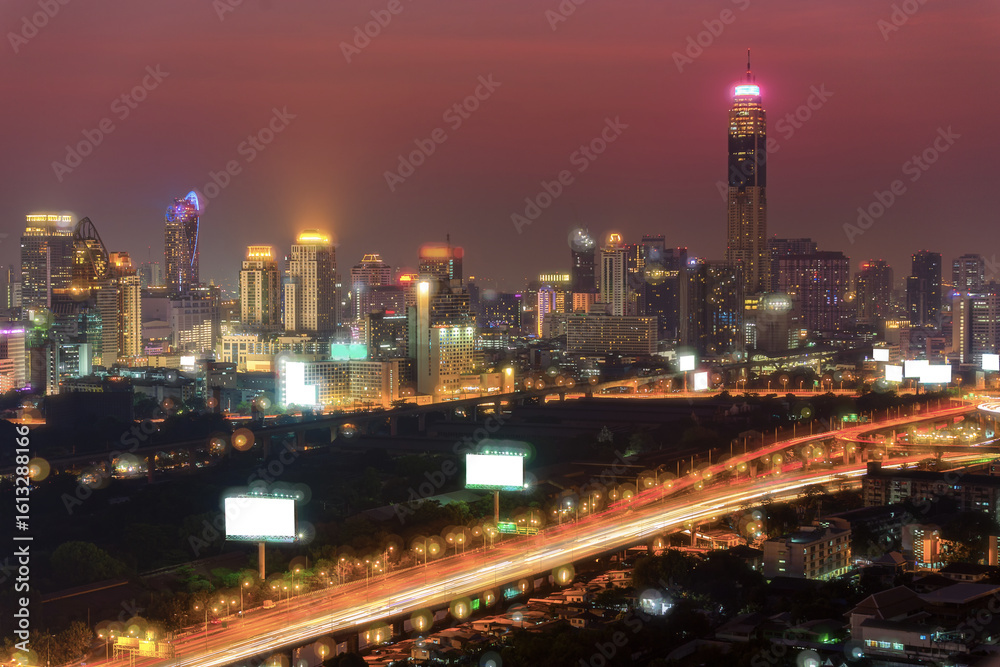 Obraz premium Skyline view of Bangkok business district at sunset.
