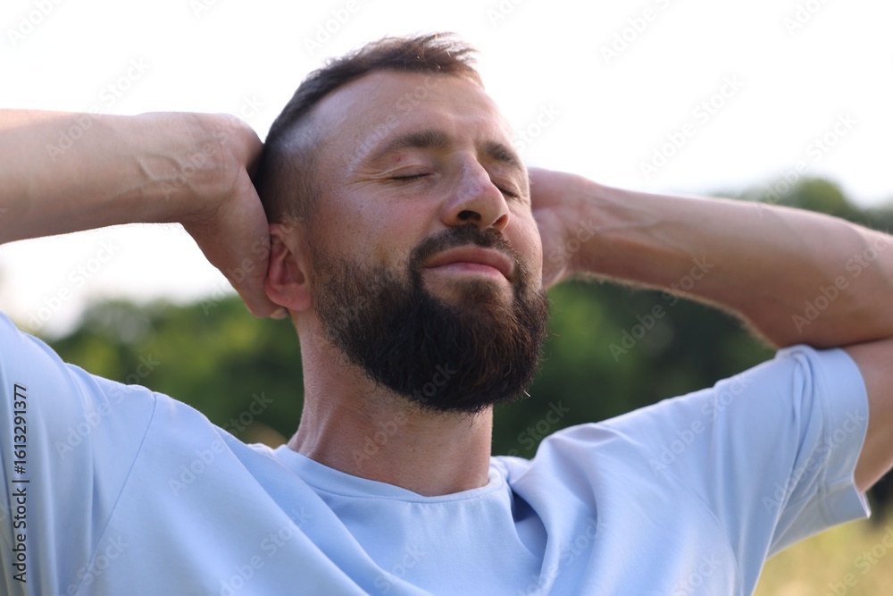 Obraz premium Feeling freedom. Happy man enjoying time outdoors