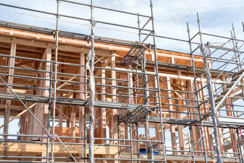 木造住宅の建築現場　上棟作業中の一戸建て
