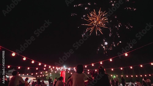 提灯が飾られた夏祭りの花火大会