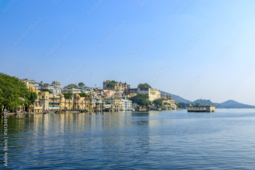 Naklejka premium レイク・ピチョーラ湖畔の町並みとシティ・パレス