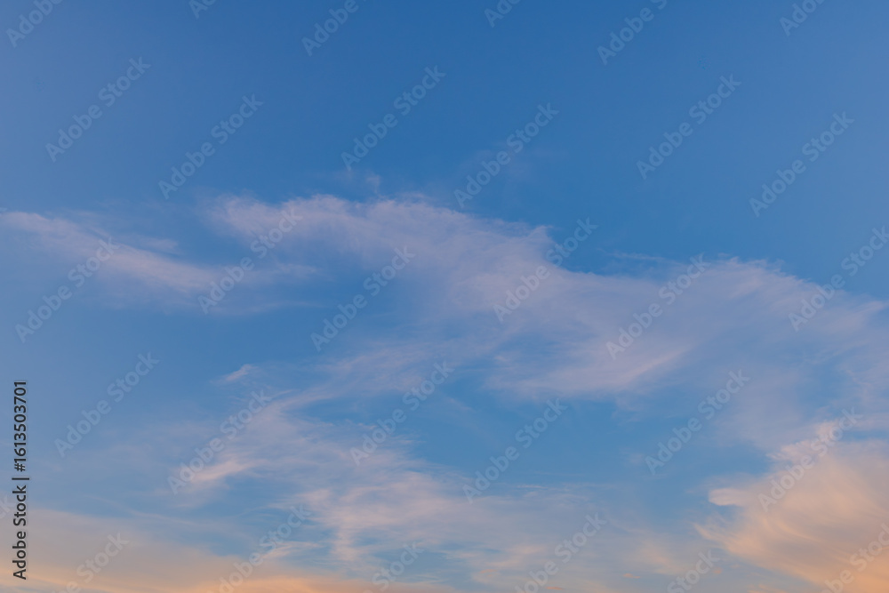 Obraz premium 息吐く夕空