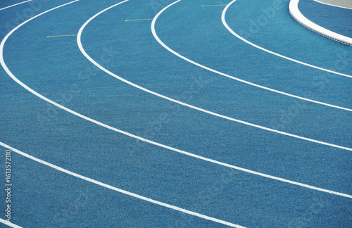 Blaue Tartanbahn mit Laufbahnen
