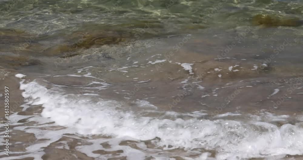 透き通る海水が寄せる波打ち際 透き通る海水が寄せる波打ち際