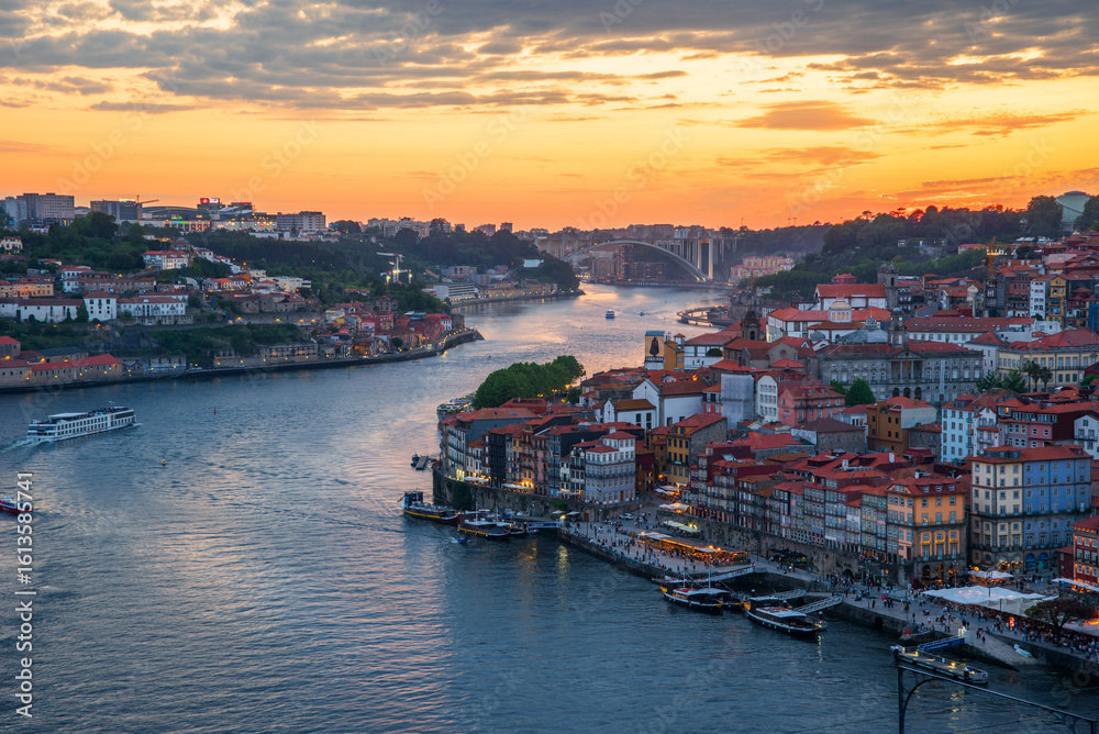 Obraz premium Sunset View of Porto with Dom Luis I Bridge and Douro River in Portugal