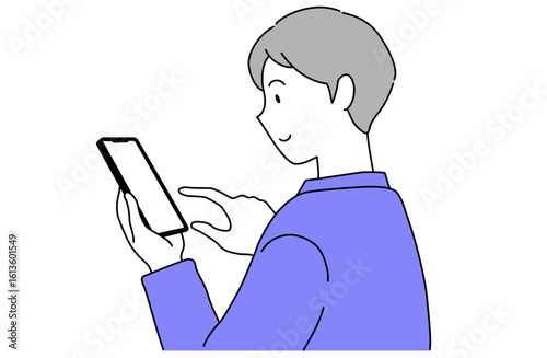 笑顔でスマホをチェックしている横向きの若い男性